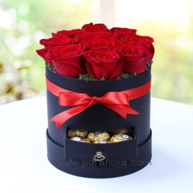  Marmaris Çiçek Siparişi Kutuda Kırmızı Güller ve Çikolatalar