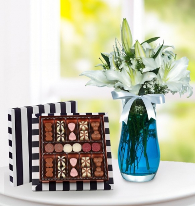 butik buket 15 Çiçeği & Ürünü Paşabahçe Vazoda Lilyumlar ve Premium Çikolata 