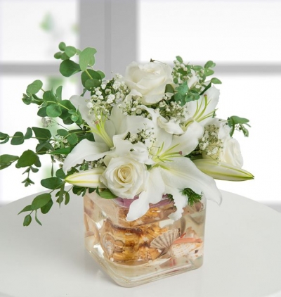 kare saksıda 5 beyaz gül ve lilyumlar Çiçeği & Ürünü Beyaz Güller ve Miss Kokulu Lilyumlar 