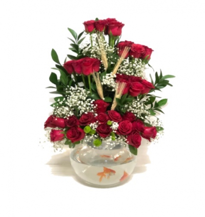 9 kırmızı gül ve hypericum el buketi  Çiçeği & Ürünü Akvaryum camda balıklı gül aranjmanı 