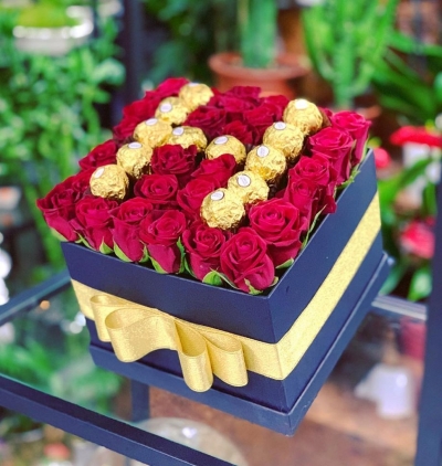 Kutuda Kişiye Özel Harf Çikolata ve Kırmızı Güller