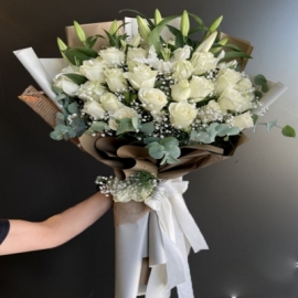 Marmaris Çiçekçi Beyaz Güller ve Lilyum Buketi