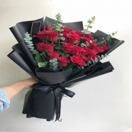  Marmaris Çiçek Siparişi Siyah Ambalaj Tasarım Kırmızı Gül Buketi 