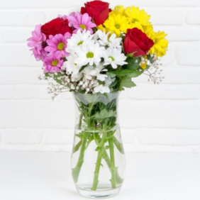  Marmaris Çiçek Siparişi Vazoda Renkli Papatya ve Kırmızı Gül Aranjmanı