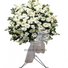  Marmaris Çiçek Siparişi Beyaz Çiçeklerden Ayaklı Ferforje