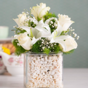  Marmaris Çiçekçiler Kare Saksıda 5 Beyaz Gül ve Lilyumlar
