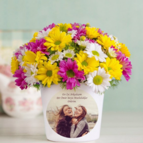  Marmaris Çiçek Siparişi Kişiye Özel Vazolu Renkli Papatya Aranjmanı