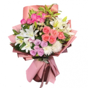  Marmaris Çiçek Siparişi Renkli güller ve Lilyum buketi